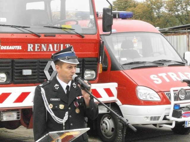 Strażacy z Wymiarek świętowali swój jubileusz przez kilka dni, na zdjęciu dumny naczelnik Piotr Kowalski.
