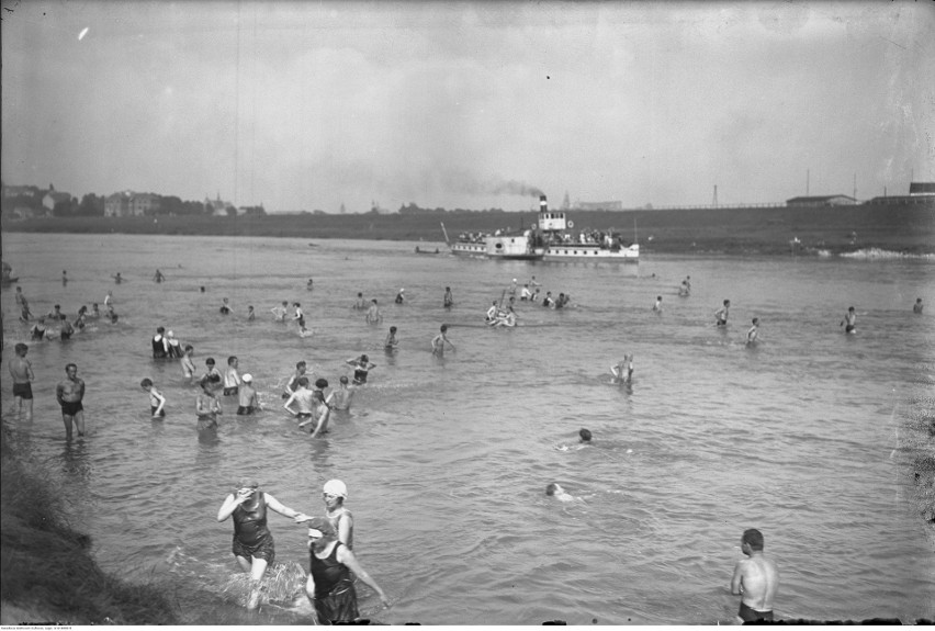 Wykąpać się w Wiśle, plażować u stóp Wawelu, czyli archiwalne zdjęcia kąpielisk nad Wisłą [GALERIA]