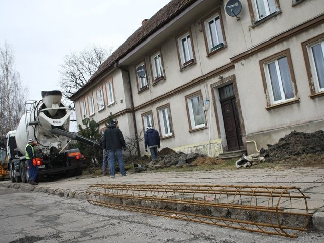 Pomimo protestów mieszkańców przed oknami ich mieszkań staną ekrany dźwiękoszczelne. 