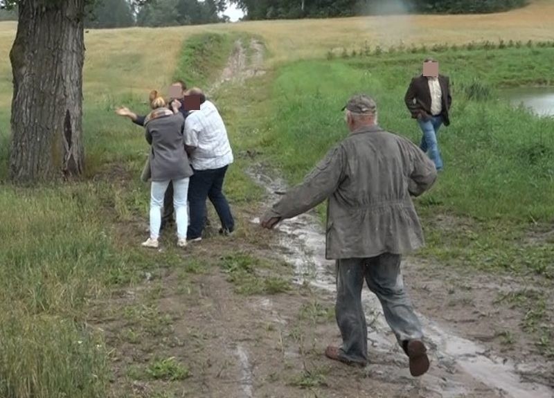 Żywa Woda. Rolnik z podsuwalskiej wsi wyzwał sołtysa od najgorszych i pobił ekipę telewizyjną