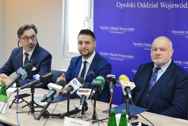 Od lewej: Robert Bryk, dyrektor opolskiego oddziału NFZ, min. Patryk Jaki i Andrzej Jacyna, prezes NFZ podczas dzisiejszej konferencji prasowej.