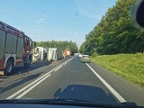 Wypadek na krajowej "6" w Karnieszewicach koło Koszalina. Ciężarówka przewróciła się na bok [ZDJĘCIA]