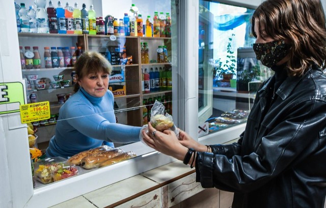 Barbara Kocoń prowadzi od 13 lat szkolny sklepik w bydgoskiej budowlance. Jej sklepik na szczęście przetrwał pandemię.