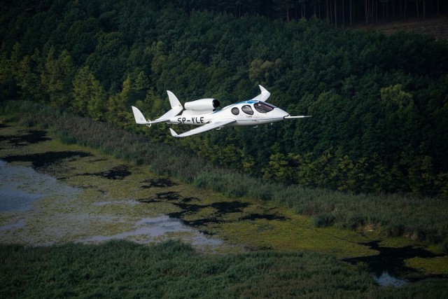 Odrzutowiec polskiej konstrukcji FLARIS LAR1 po raz pierwszy wzbił się w powietrze 5 kwietnia 2019 r. Za jego sterami zasiadł wtedy doświadczony, wybitny pilot doświadczalny Wiesław Cena.