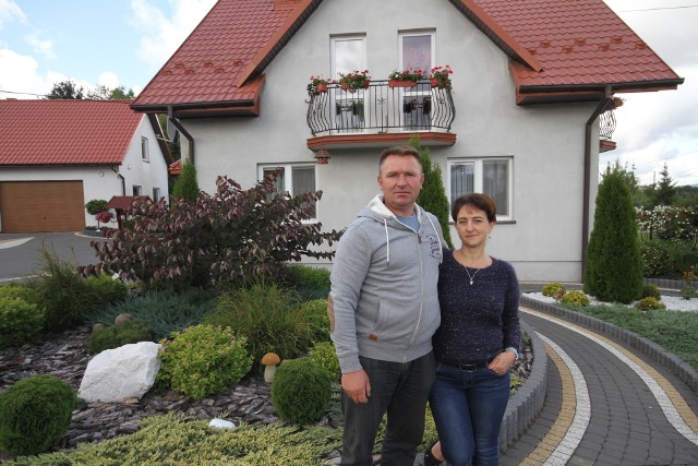 Gospodarstwo Dariusza i Renaty Cieślików najpiękniejsze w gminie Bieliny Dariusz i Renata Cieślikowie z Huty Nowej przed swoim domem.