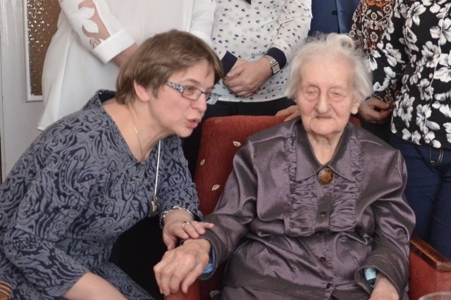 Setne urodziny pani Monika uczciła w Szubinie. Życzenia z okazji  102 urodzin składano jej w Domu Seniora w Kruszynie Krajeńskim