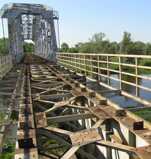 Na moście kolejowym nie ma już ani jednej szyny. Łupem złomiarzy padło też mnóstwo innych części.