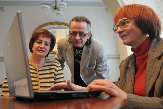 Dzięki szkoleniu przekonali się do internetu. Od lewej: Danuta Cierpisz, Ryszard Maternia i Krystyna Dobracka