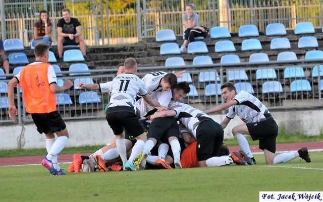 Bałtyk Koszalin jako pierwszy zameldował się w półfinale regionalnego Pucharu Polski. Mecz został rozegrany we wtorek w Koszalinie. Kibice, którzy wybrali się na stadion przy Andersa z pewnością nie żałowali. Obejrzeli bardzo dobre spotkanie, zakończone dramatyczną dogrywką, w której gospodarze bronili się w dziewiątkę przed rywalami. Lider IV ligi objął prowadzenie w 8. min spotkania, po dośrodkowaniu Krystiana Krauze i główce Bartłomieja Putno. Po zmianie stron kibice obejrzeli prawdziwą wymianę ciosów. Obie drużyny raz po raz stwarzały doskonałe sytuacje. Brakowało wykończenia bądź świetnie spisywali się bramkarze. W 74. min kapitalnej okazji na drugiego gola nie wykorzystał Putno. Sześć minut później w polu karnym faulował Fabian Walaszczyk i goście mieli rzut karny. Zamienił go na gola Dawid Zieliński, ale Bałtyk odpowiedział już po minucie trafieniem Pawła Łysiaka, który zakończył akcję Kamila Lichmańskiego i B. Putno technicznym strzałem z narożnika piątki. W 83.min Łysiak mógł strzelić kolejnego gola, ale zmarnował sytuację sam na sam. Pogoń odpowiedziała dwoma stuprocentowymi okazjami (m.in. strzał w słupek). W odpowiedzi groźnie główkował Patryk Jachemek, a w 89. min Łysiak kropnął z wolnego w poprzeczkę! W pierwszej minucie doliczonego czasu gry goście odrobili stratę. Patryk Paczuk zamknął dośrodkowanie z lewego skrzydła celną główką. Dogrywka rozpoczęła się fatalnie dla Bałtyku. W 95. min błąd popełnił świetnie do tej pory grający Maksymilian Witkowski. Nie złapał dośrodkowania, a strzał zawodnika Pogoni z najbliższej odległości obronił ręką Seweryn Fijołek. Za to przewinienie stoper Bałtyku obejrzał czerwoną kartkę, a goście dostali drugi rzut karny w tym spotkaniu. Strzał z 11 metrów Rafała Maćkowskiego obronił Witkowski, rehabilitując się za popełniony błąd! Chwilę później Jakuba Karpińskiego, który po bardzo ostrym wejściu jednego z Portowców doznał kontuzji kolana. Ponieważ Bałtyk wykorzystał komplet zmian jeszcze przed dogrywką, przez ok. 20 min musiał radzić sobie w dziewiątkę, a przez moment nawet w ośmiu, gdy skurcze złapały Putnę i potrzebna była pomoc medyczna. Mimo tych trudności Bałtyk nie pozwolił gościom na zdobycie zwycięskiej bramki. Zdołał utrzymać remis i o awansie do półfinału decydowały karne. Swoje próby wykorzystali Patryk Jachemek, Kamil Lichmański, Paweł Łysiak i Maciej Gregorek. Goście spudłowali pierwszy strzał (Rafał Mackowski), a w czwartej serii Patryk Paczuk trafił w słupek. Tym samym Bałtyk po raz drugi w tej edycji PP awansował po karnych. Przypomnijmy, że wcześniej wygrał w ten sposób z Leśnikiem Manowo.W środę trzy pozostałe ćwierćfinały: Rega Trzebiatów - Ina Goleniów (17.30), Sokół Karlino - Świt Skolwin (17.30), Kotwica Kołobrzeg - Gryf Polanów (18.00, nastąpiła zamiana gospodarza). Zobacz także Magazyn Sportowy GK24 - 7 maja 2018