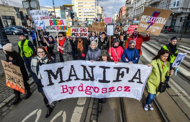 Kilkadziesiąt osób przeszło w niedzielę, w Międzynarodowy Dzień Kobiet, ulicami, by zamanifestować sprzeciw przeciwko łamaniu praw kobiet oraz przeciwko przemocy domowej. - „Bydgoszcz potrzebuje feminizmu” - twierdzą organizatorzy manify.