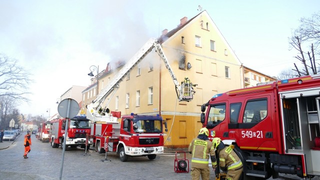 Paliło się mieszkanie przy ul. Jana Pawła II 10.