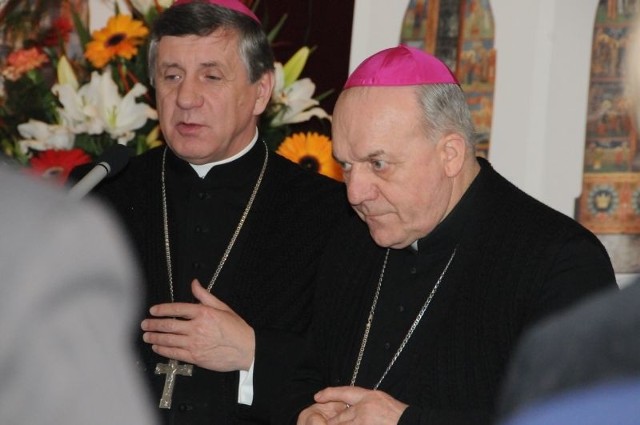 Arcybiskup Andrzej Dzięga (z lewej) podziękował biskupowi Edwardowi Frankowskiemu za 20 lat posługi.