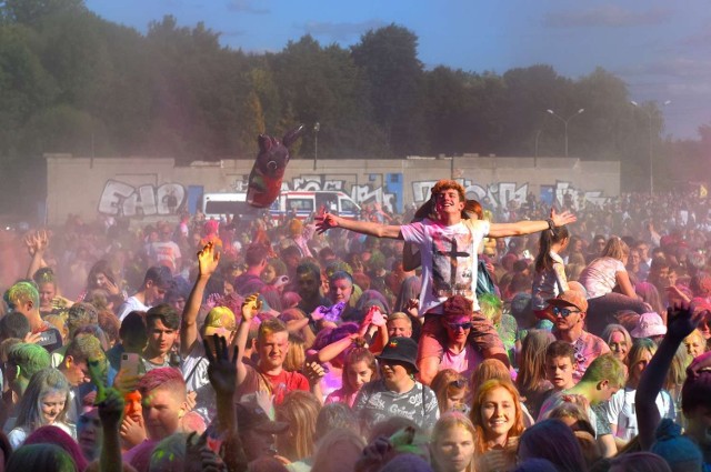 Festiwal kolorów w Częstochowie. Wszyscy byli pokryci kolorowym proszkiem!
