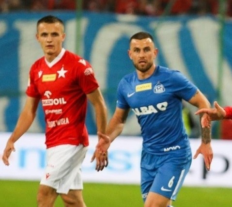 Patryk Plewka (z lewej) w meczu z Ruchem Chorzów.
