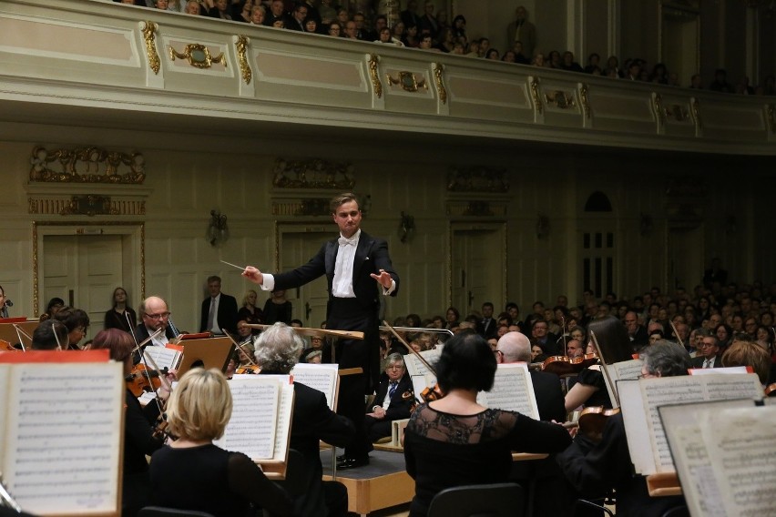 Orkiestrą Filharmonii Poznańskiej dyrygował Jakub Chrenowicz