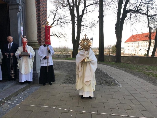 Biskup Krzysztof Nitkiewicz wyszedł z Najświętszym Sakramentem przed katedrę i pobłogosławił Sandomierz oraz Diecezję.