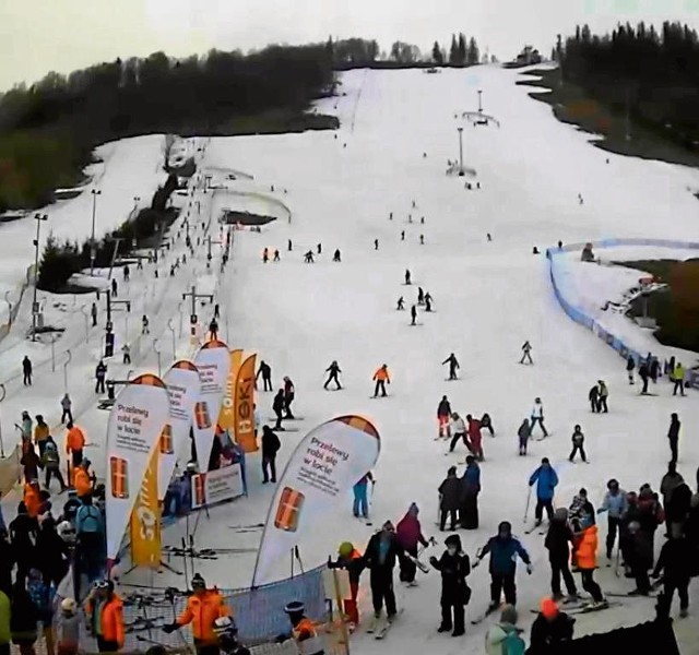 Choć na stoku narciarskim na Harendzie nie ma już ogromnej ilości śniegu, dalej jeździ tu na nartach całkiem sporo osób