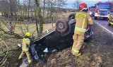 Groźny wypadek na drodze krajowej nr 63 w powiecie giżyckim. Ford dachował i uderzył w drzewo, dwie osoby w szpitalu