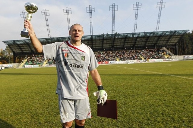 Tomasz Wietecha musi powstrzymać napastników Lechii Gdańsk.