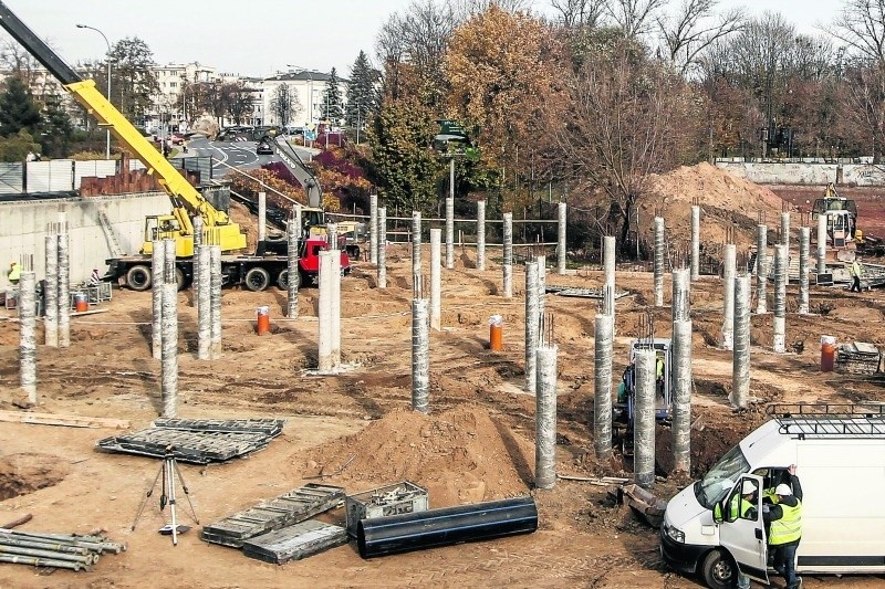 Budowa parkingu ma się zakończyć pod koniec grudnia.