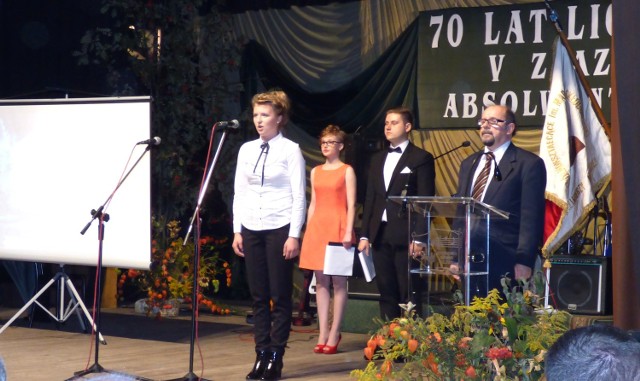 Część oficjalna obchodów jubileuszu 70-lecia Liceum Ogólnokształcącego odbyła się w sali widowiskowej Kazimierskiego Ośrodka Kultury.