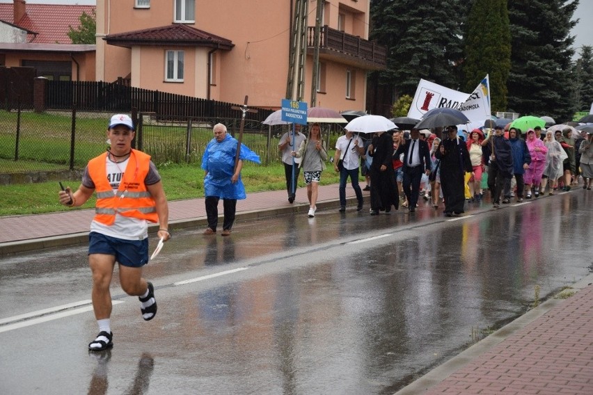 166 pielgrzymka mieszkańców Radoszyc na Jasną Górę! Mimo deszczu wędruje około 200 pątników