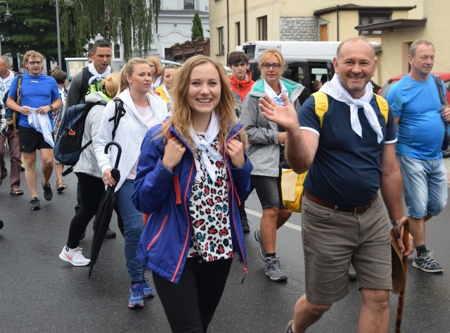 Parafia Trójcy Przenajświętszej w Chełmie Śląskim: Pielgrzymka piesza do Kalwarii Zebrzydowskiej wyszła po raz 38. Wyruszyła w sobotę, 11 sierpnia, na nocleg w Gierałtowicach dotarła przed godz. 19. U celu stanie w niedzielę, 12 sierpnia, około godz. 18. ZOBACZCIE ZDJĘCIA