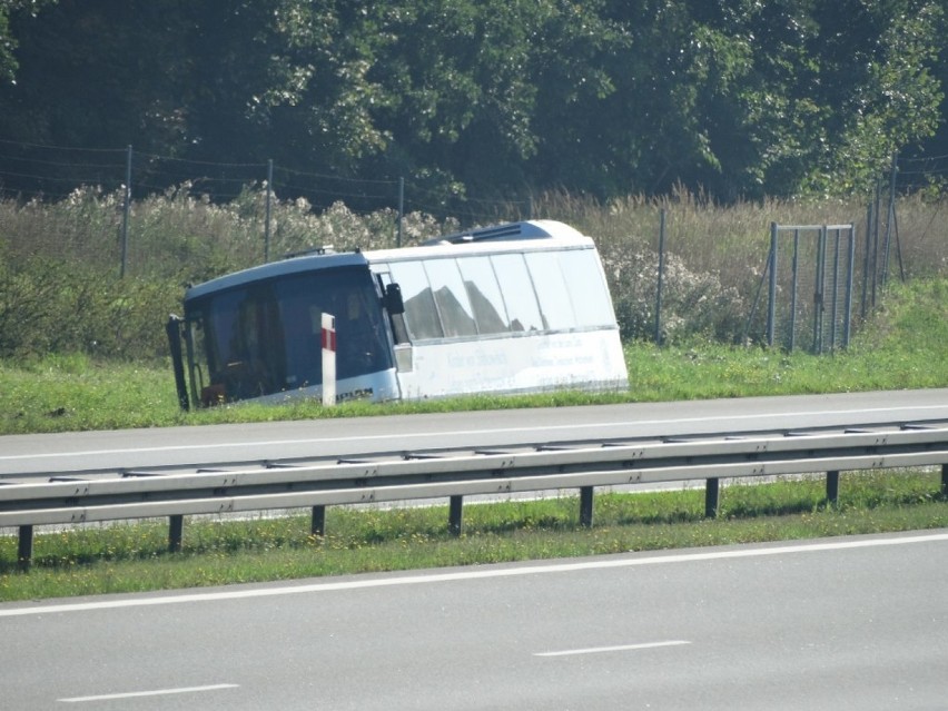 Wypadek na A2. Przewrócił się autokar z dziećmi. Wycieczka z...