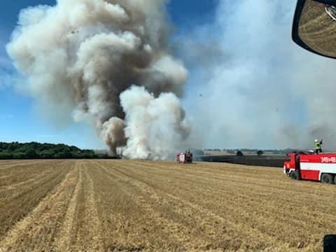 Trzy pożary jednego dnia w gminie Kobylnica. Płonęły ścierniska i zboże  na polu oraz kombajn rolniczy