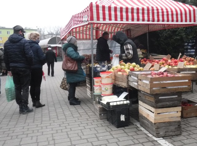 Sobota to pierwszy dzień targowy w Nowym 2021 Roku. Na targowisko Korej panował niewielki ruch. Największym powodzeniem cieszyły się owoce i warzywa. Po nie ustawiały się niewielkie kolejki. Wielu sprzedawców nie dojechało na miejski bazar, kupujących  też było niewielu  Być może  Radomianie skorzystali z wydłużonego weekendu.