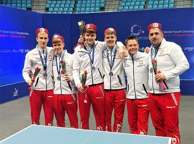 Zielonogórzanin Mateusz Zalewski (trzeci od lewej) razem z reprezentacją Polski sięgnął po srebrny medal mistrzostw świata juniorów.