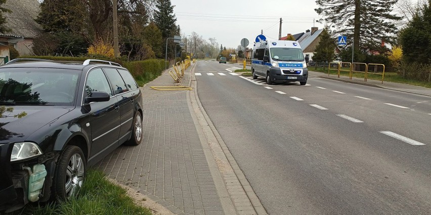 W Malczkowie kierowca wjechał w posesję i zniknął. Po samochód musi się zgłosić na policyjny parking