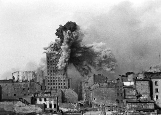 Warszawski gmach Prudential trafiony przez 2-tonowy pocisk z moździerza w czasie trwania powstania warszawskiego (sierpień 1944 r.). Tak zniszczonych domów były tysiące
