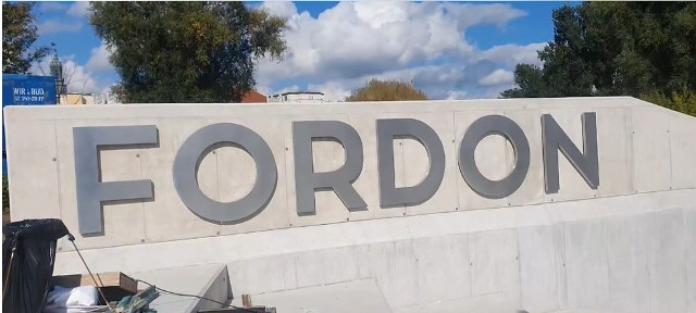 Napis FORDON ozdobił zrewitalizowane nabrzeże Brdy w Starym Fordonie w Bydgoszczy