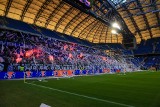 PKO Ekstraklasa. Oprawa kibiców Lecha Poznań na meczu z Zagłębiem Lubin. Sędzia przerwał grę, było dużo sprzątania