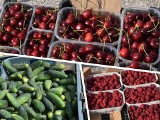 Świeże owoce i warzywa na giełdzie w Miedzianej Górze. Po ile czereśnie i maliny? Zobacz zdjęcia i ceny