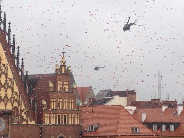 Wrocław: Helikoptery zrzuciły ulotki nad miastem. Kto je teraz posprząta? (ZDJĘCIA)