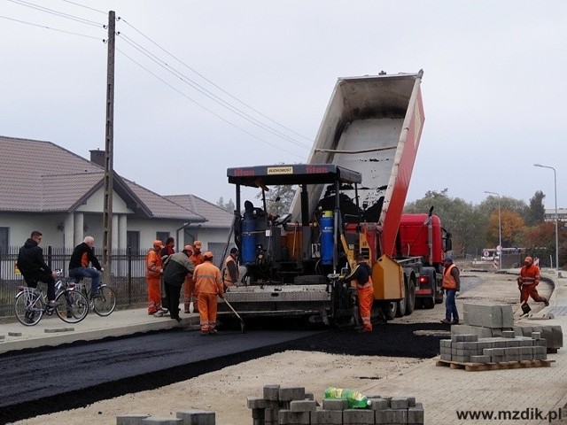 W niedzielę drogowcy zakończyli układanie pierwszej warstwy asfaltu.