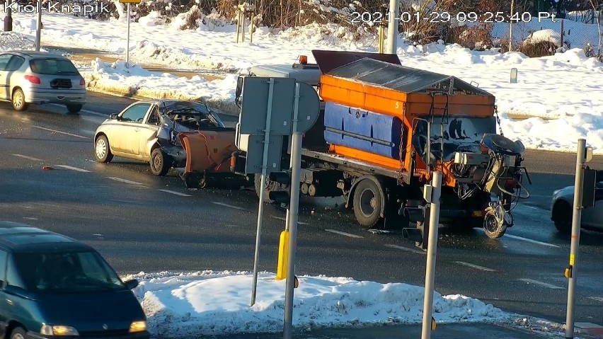 Wypadek na na skrzyżowaniu Armii Krajowej z Krzyżanowskiego...