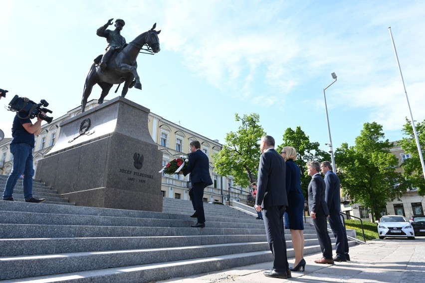 Składanie wiązanki przed pomnikiem Marszałka