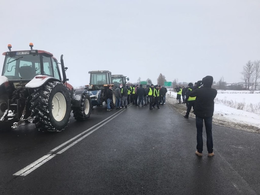 Powstanie Chłopskie 2019: Rolnicy zapowiedzieli protesty w całej Polsce. Zablokowali m.in. krajową ósemkę [ZDJĘCIA]