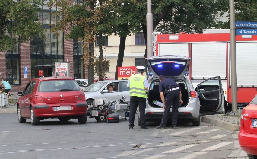 Wypadek na pl. Kromera. Policjant jadąc na motocyklu do pracy, zderzył się z peugeotem (ZDJĘCIA)