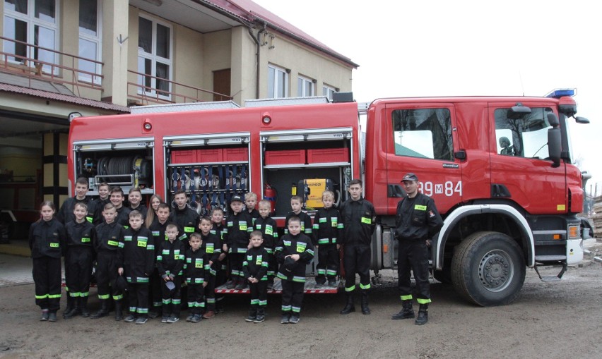Jednostka Ochotniczej Straży Pożarnej w Wierzbicy - tam nawet czterolatki uczą się jak ratować innych. To już rodzinna tradycja