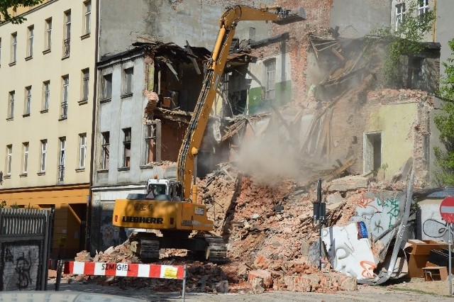 W środę rozpoczęło się wyburzanie częściowo zawalonej kamienicy przy ul. 6 Sierpnia 21.