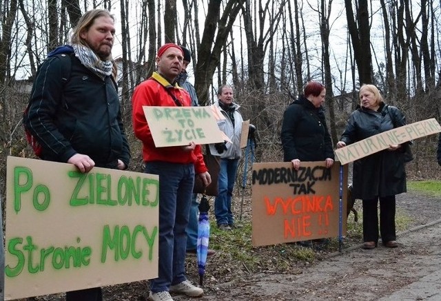 Manifestacja w obronie drzew na Bulwarach Straceńskich w Bielsku-Białej