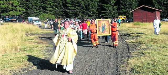 Procesja z obrazem Matki Bożej i relikwiami św. Jana Pawła II na Etnie