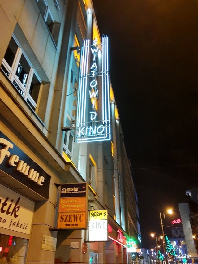 Nowy neon Kina Światowid na fasadzie budynku, w oficynie którego znajduje się katowickie kino.