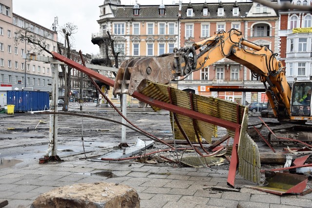 Centrum przesiadkowe Opole Główne. Rozbiórka wiat przy stanowiskach postojowych na dworcu PKS.