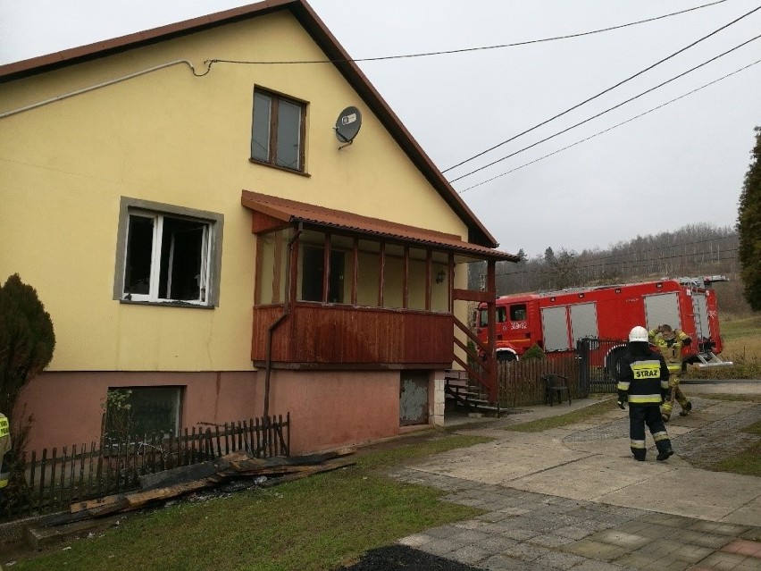 Pożar w domu w Oblęgorze w gminie Strawczyn. Ewakuowano starszą panią