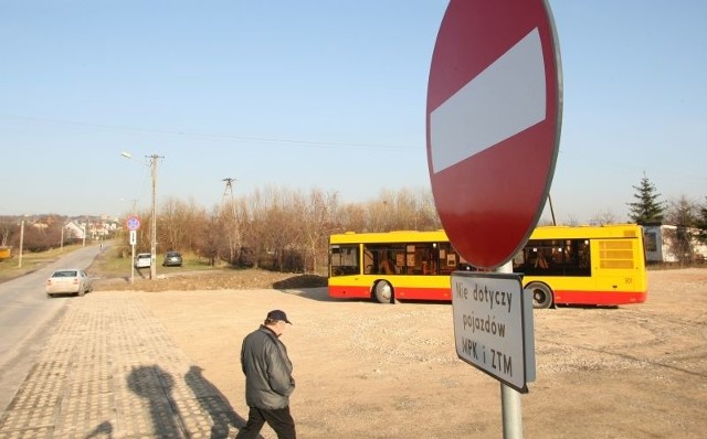 Pasażerowie z ulicy Morcinka nie mogą wsiadać na pętli autobusu, muszą przejść kilkaset metrów - do kolejnego przystanku.